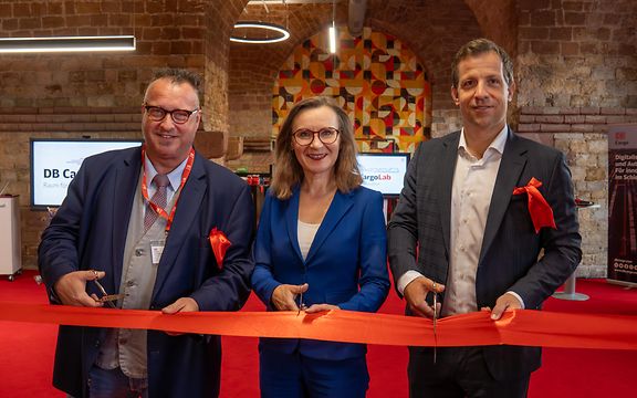 Eröffnung des DB CargoLabs durch das Durchschneiden des roten Bandes