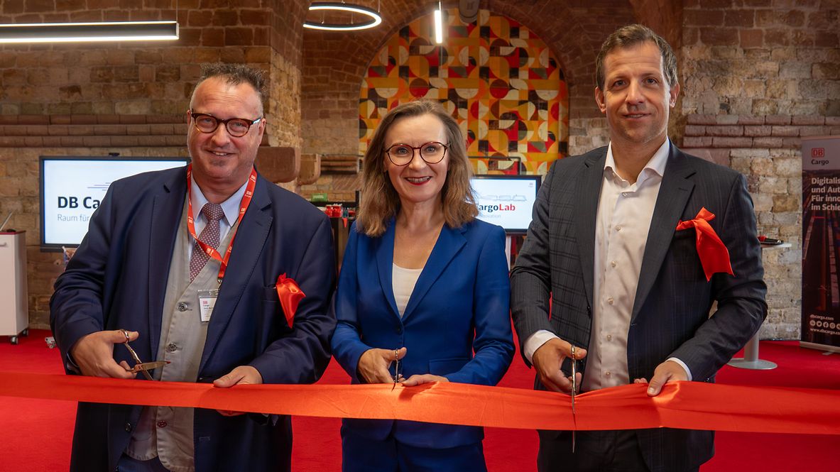 Opening of the DB CargoLab with the cutting of the red ribbon