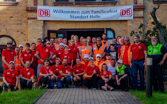 DB Cargo Mitarbeiter und Mitarbeiterinnen am Ta der Schiene in Halle 