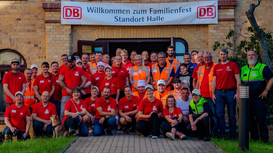 DB Cargo Mitarbeiter und Mitarbeiterinnen am Ta der Schiene in Halle 