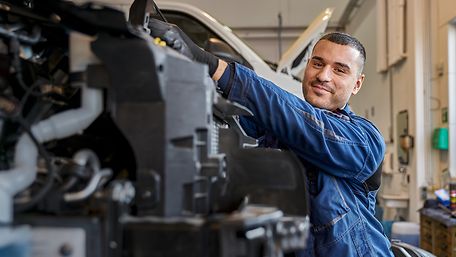 Mann im Blaumann repariert Zug