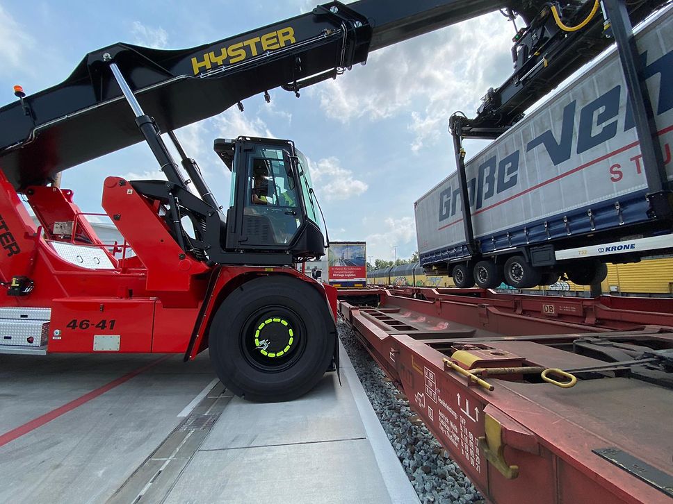 Ein Reachstacker schlägt einen Trailer der Firma Große-Vehne um.