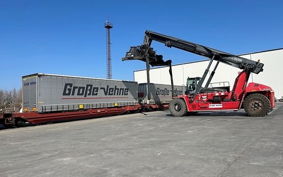Reach stacker loading a trailer at the new transhipment terminal in Große-Vehne