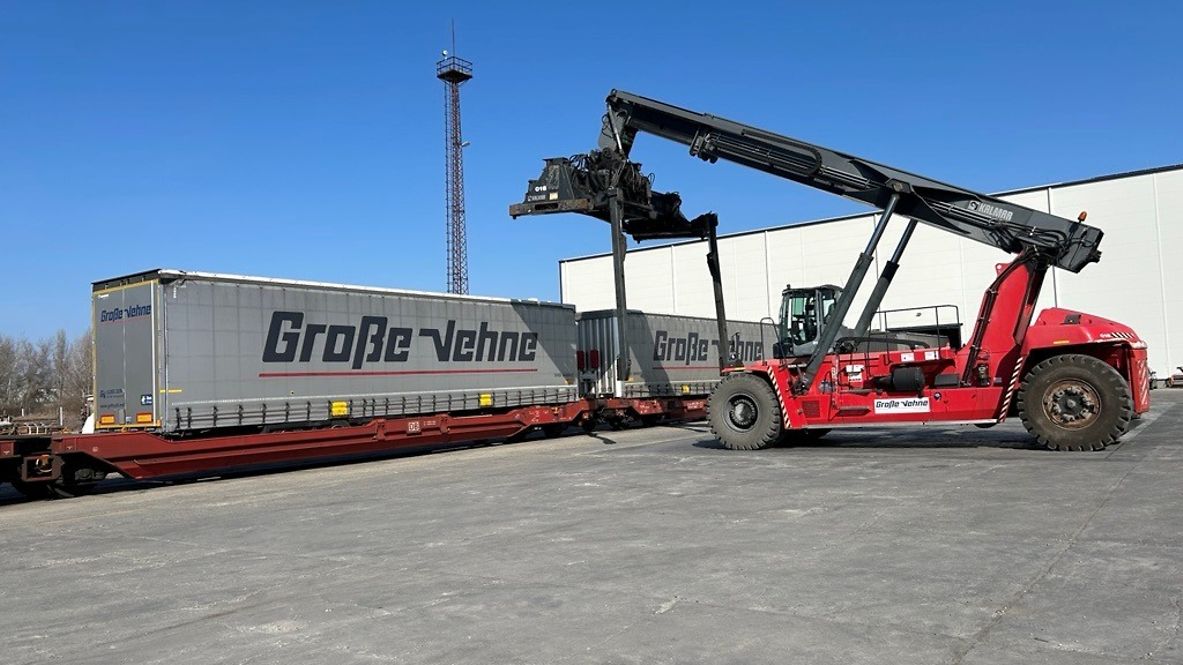 Reach stacker loading a trailer at the new transhipment terminal in Große-Vehne