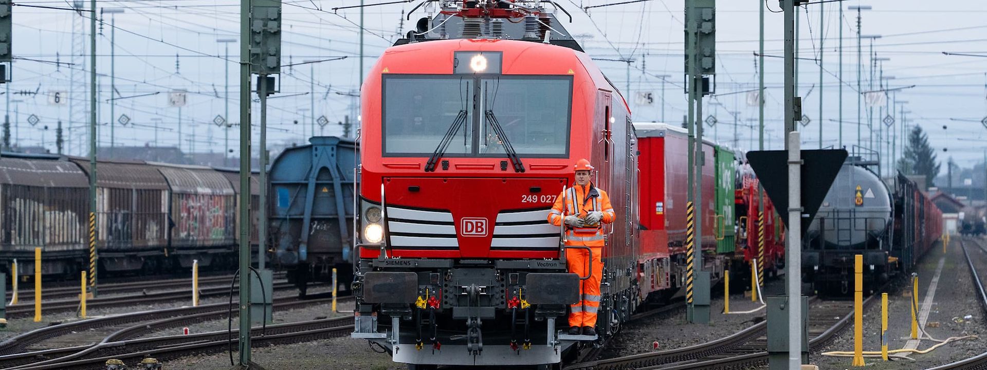 Lokrangierführer rangiert Lokomotive per Funkfernsteuerung