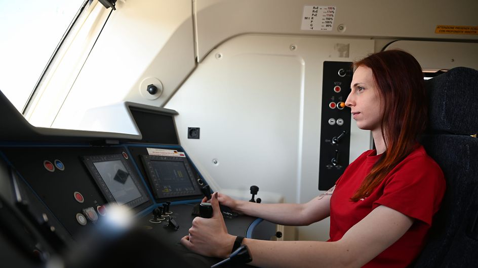 Frau im Führerstand - Lokführer