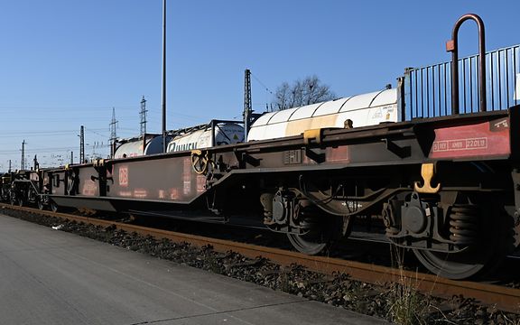 Containertragwagen stehen für den Transport bereit.