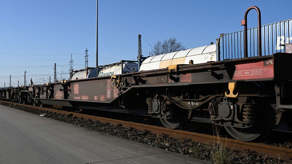 Containertragwagen stehen für den Transport bereit.