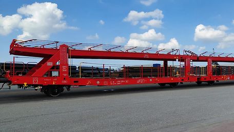 Ein Autotransportwagen der Bauart Laaeffrs 560.4