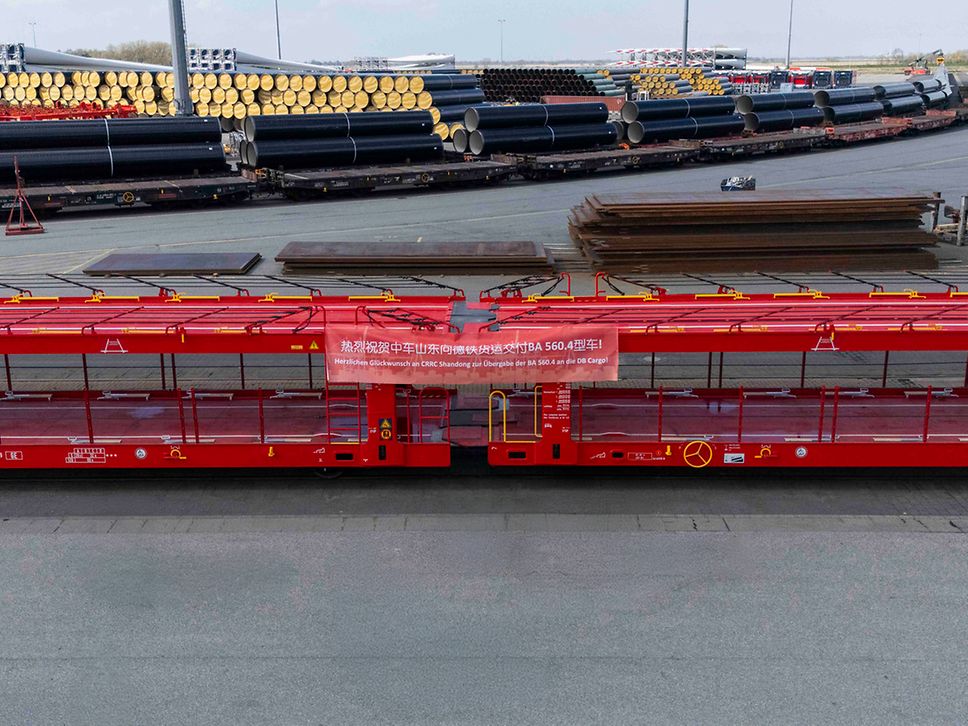 Ein neuer Autotransportwagen bei der feierlichen Übergabe im Hafen Brake (Unterweser)