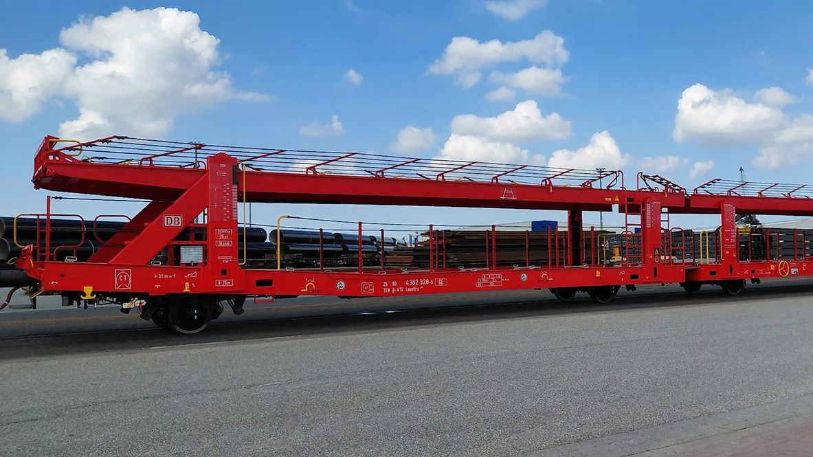 A Laaeffrs 560.4 car carrier wagon