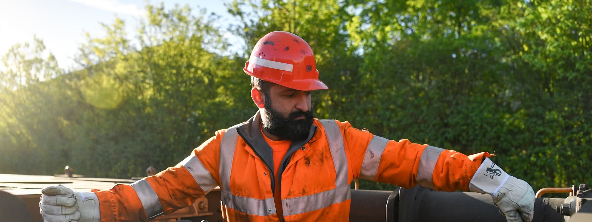 Rangierer beim Kuppeln der Güterwagons