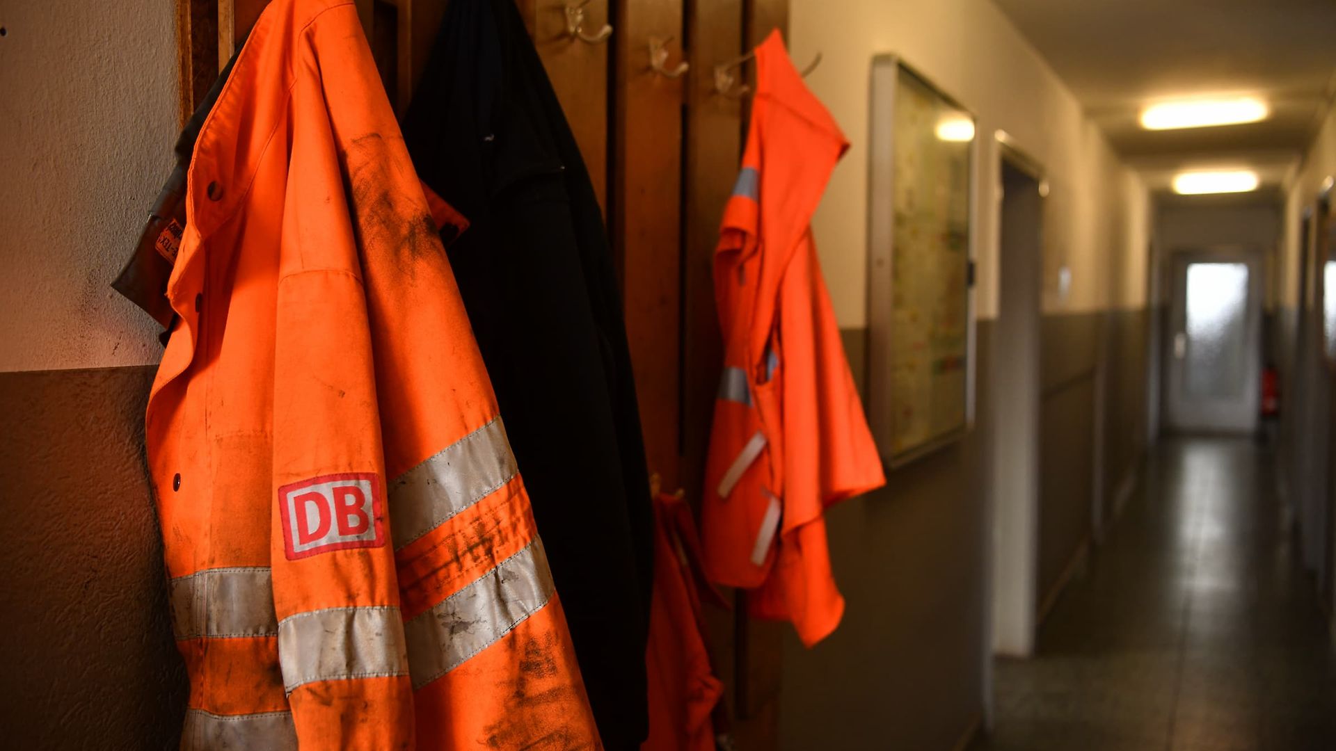 Arbeitskleidung von Bahnpersonal während der Qualifizierung für operative Bahnberufe bei DB Cargo
