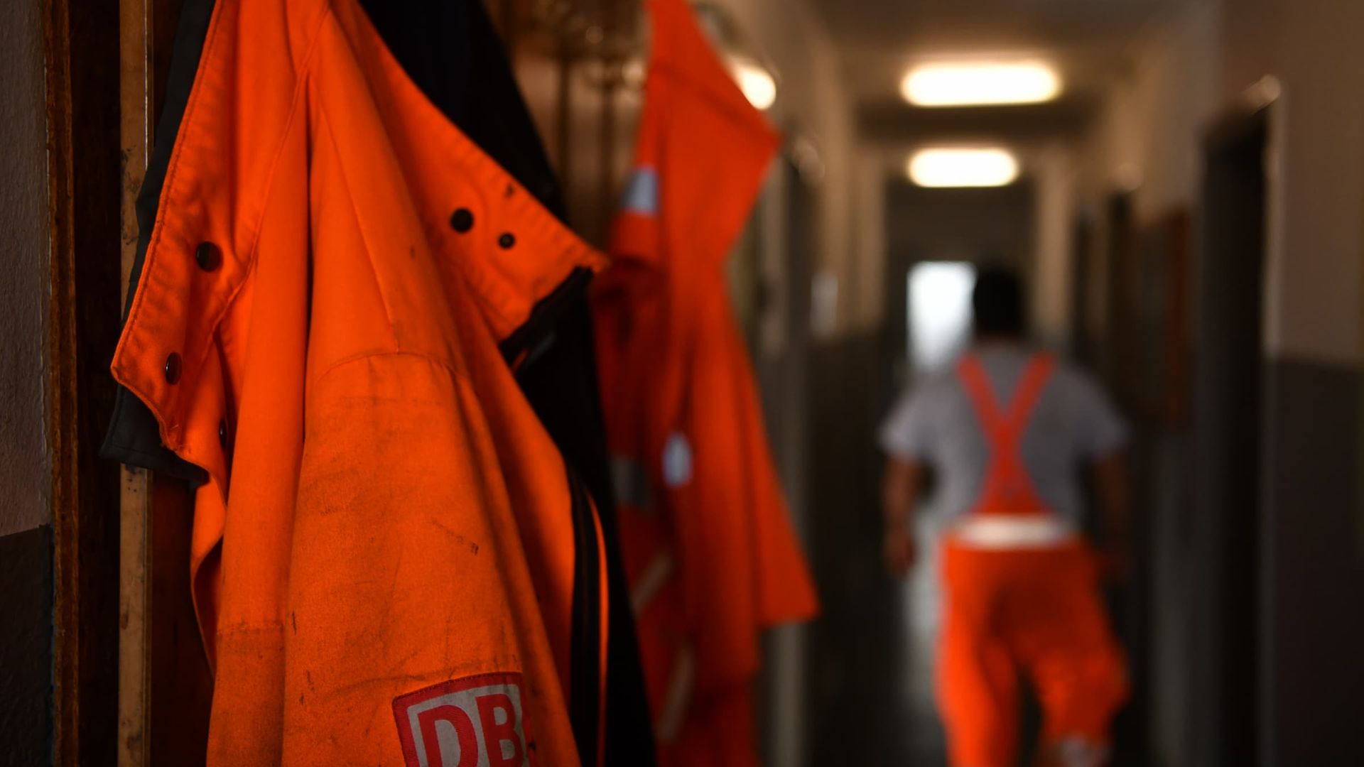 Qualifizierung von Fachkräften für Eisenbahnverkehrsunternehmen: DB Cargo Arbeitskleidung in einem Betriebsgebäude