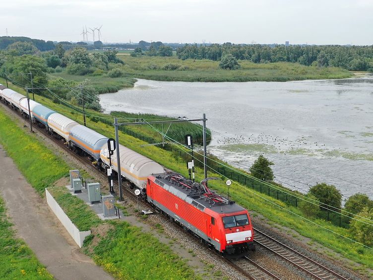 Ein Güterzug mit Druckgas-Kesselwagen fährt durch die Niederlande