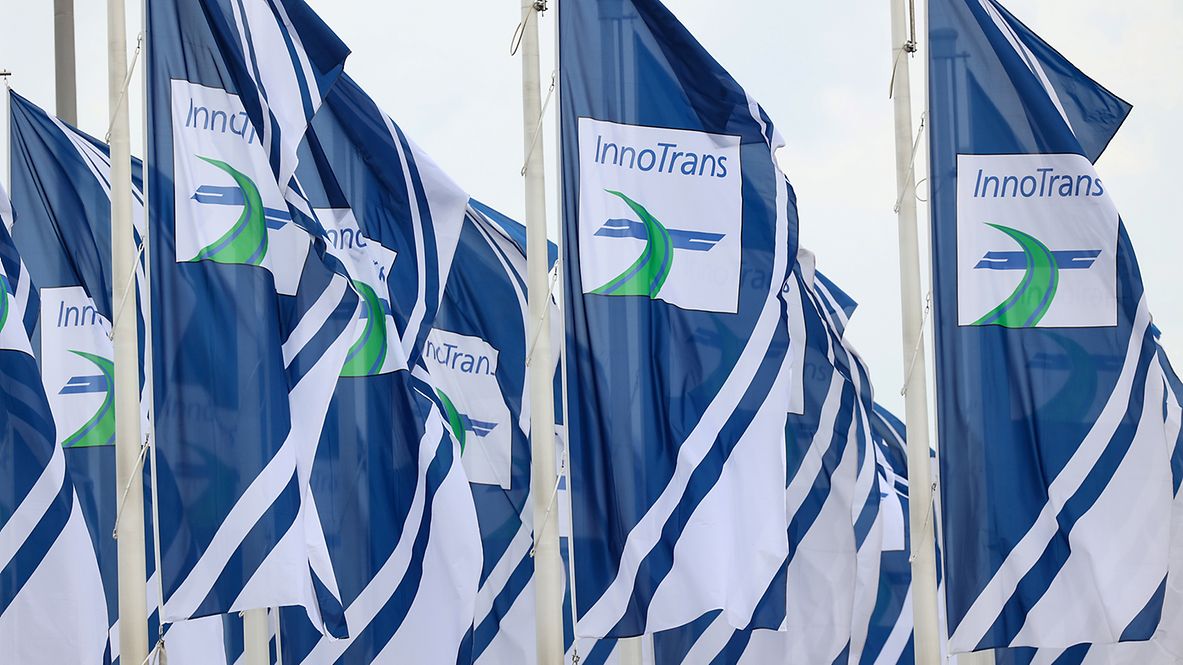Mehrere Flaggen im Wind mit der Aufschrift "InnoTrans"