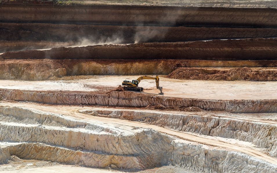 Bagger in Steinbruch