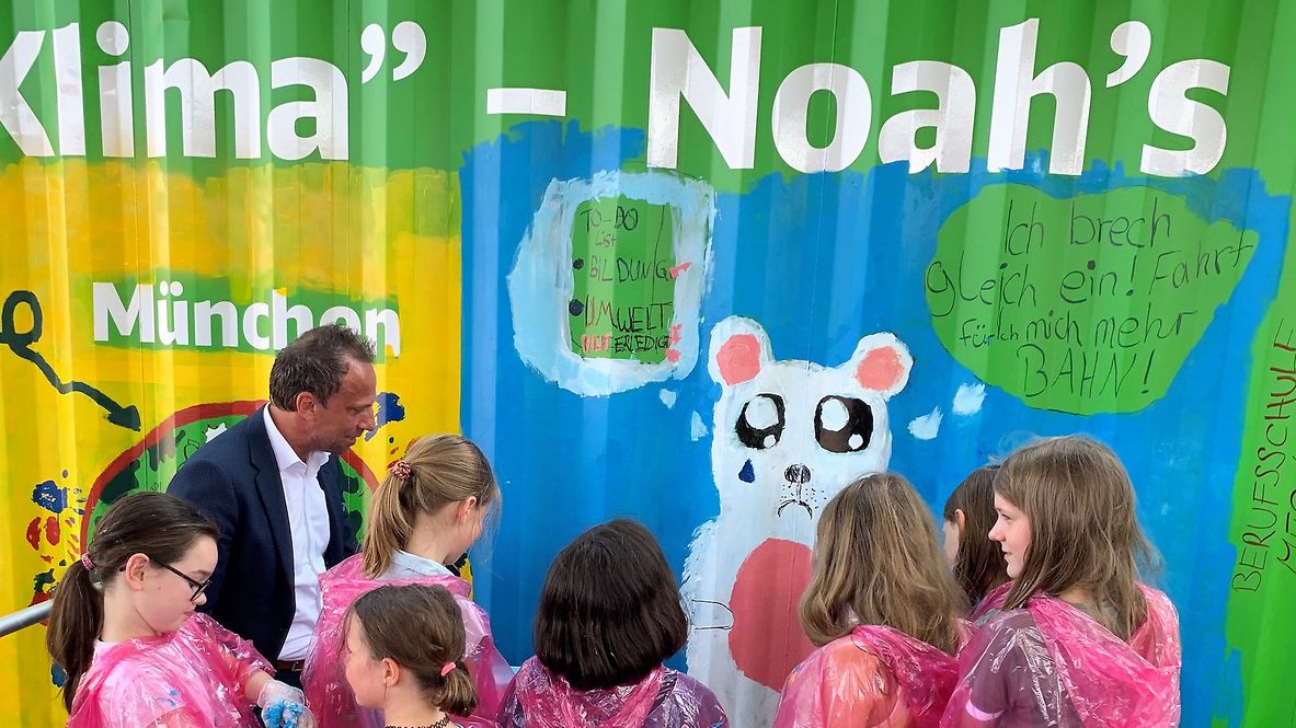 Kinder beschriften den bemalten Zug Noah's Train