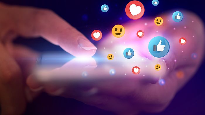 Collage aus Finger und Social Media Icons