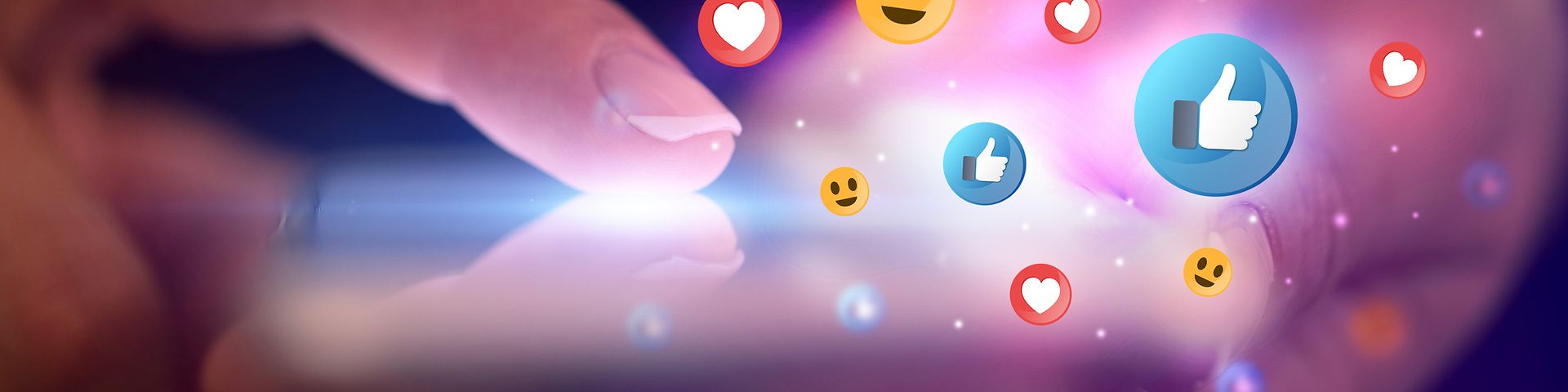 Collage aus Finger und Social Media Icons