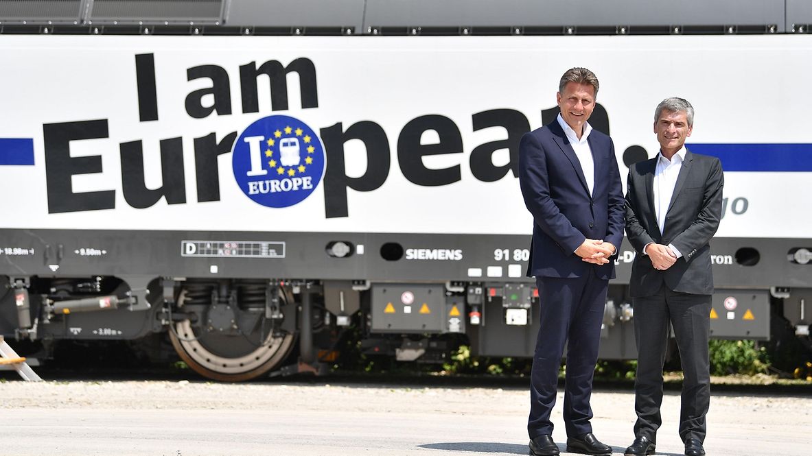 Alexander Doll und Alain Picard vor einer Lok mit der Aufschrift I am European