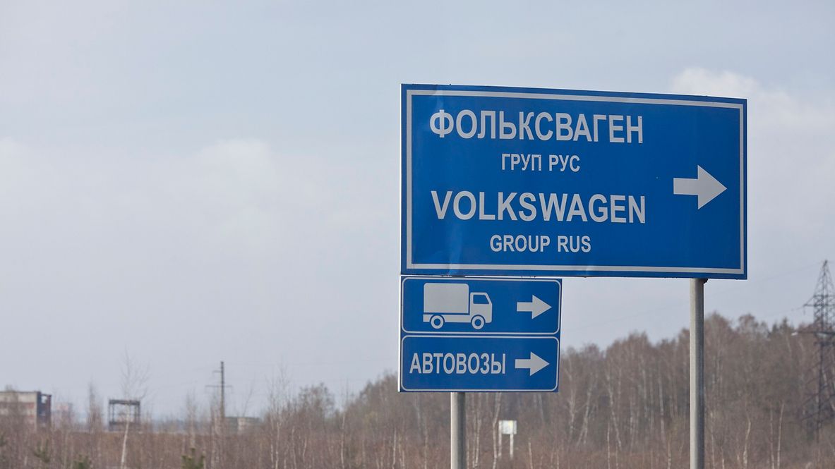 Blauer Güterzug auf dem Weg durch ein kahles asiatisches Gebirge