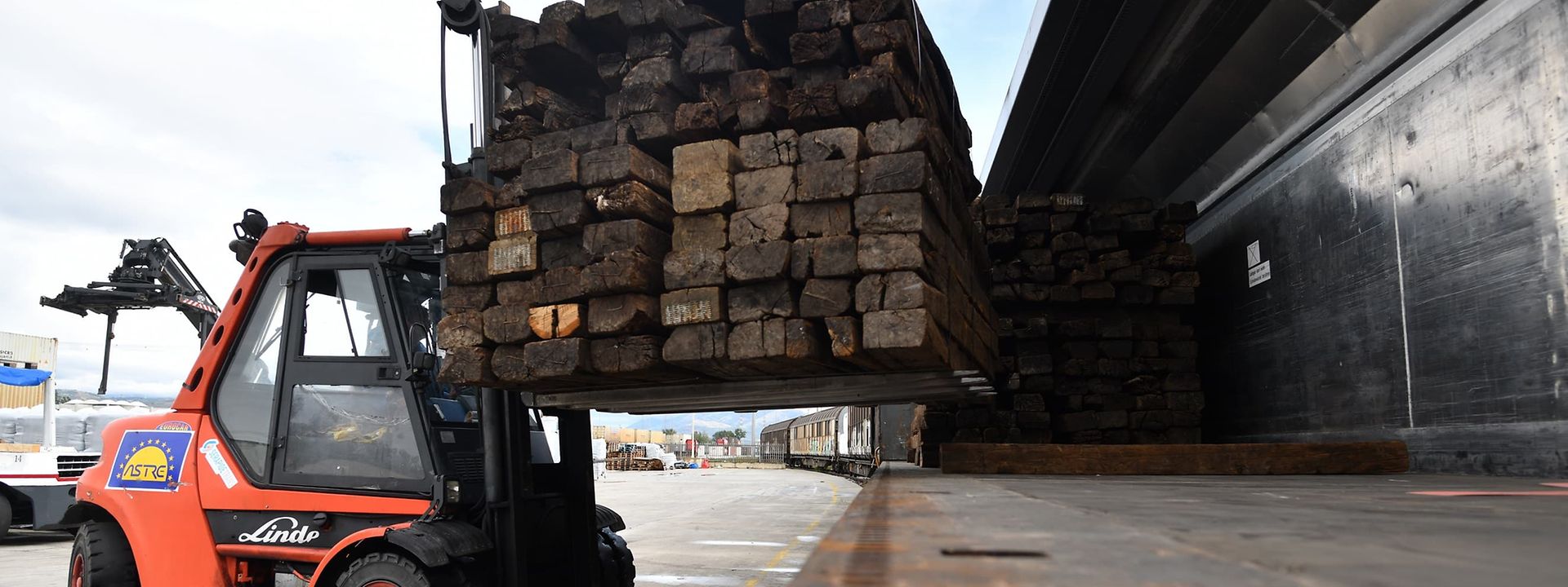 Gabelstapler transportiert eine Ladung Holz