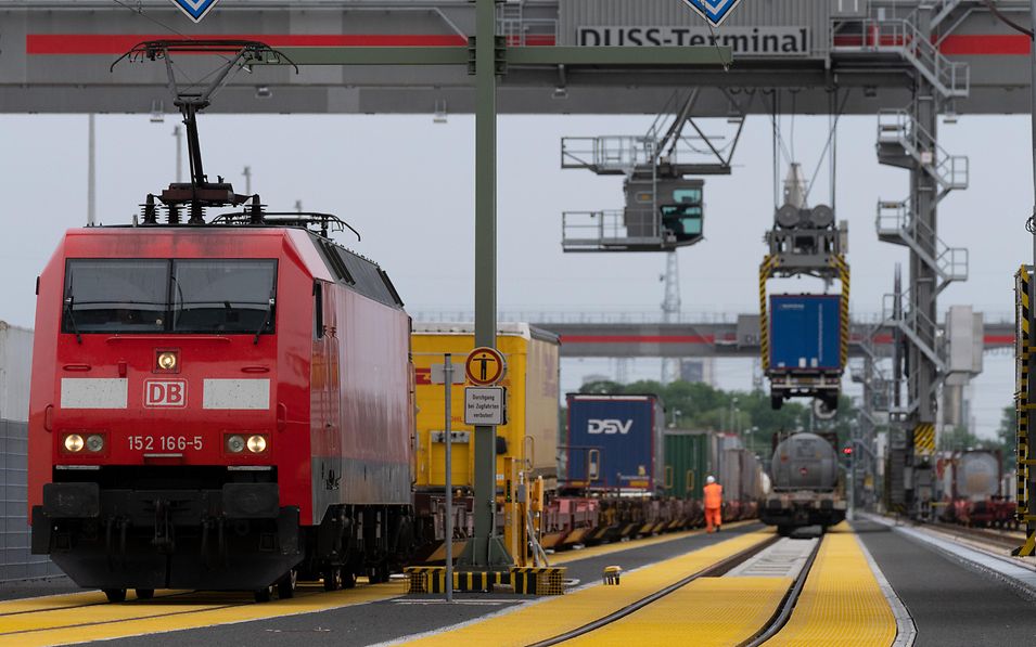 Quelle: DB Cargo / Oliver Lang Verladung Lkw-Trailer