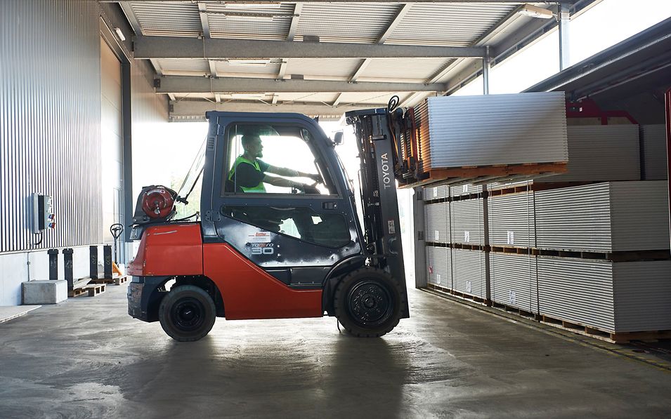 Gabelstapler beläd Waggon mit Stahlplatten