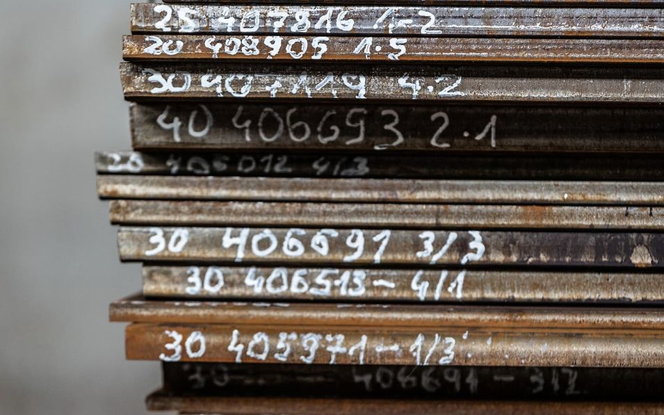 Stahlplattenstapel in Nahaufnahme mit Ziffern markiert