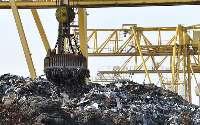 Krananlage verläd Metallschrott in Waggon