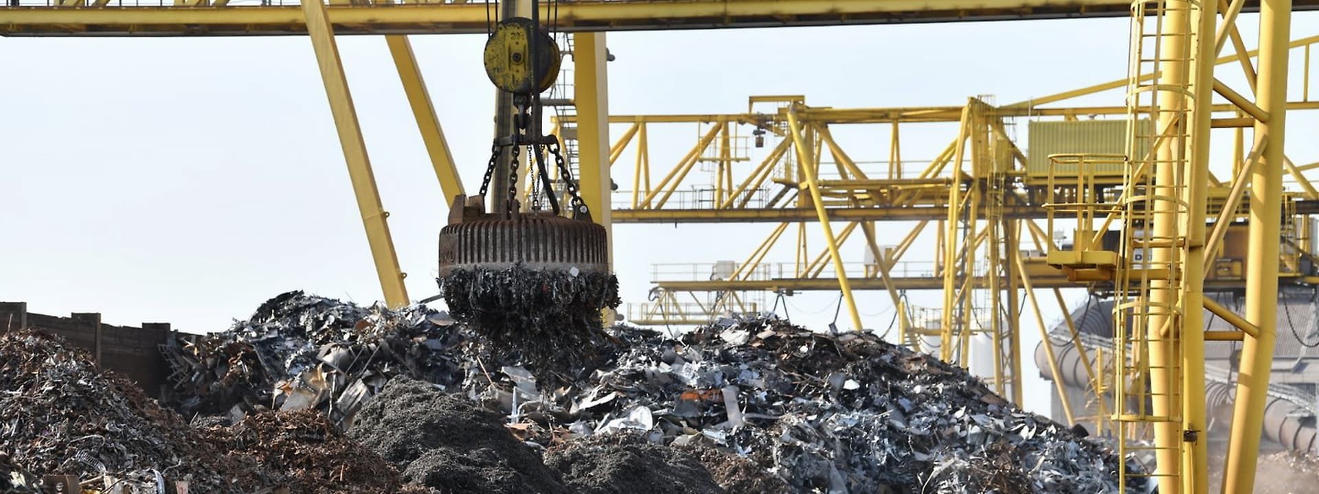 Krananlage verläd Metallschrott in Waggon