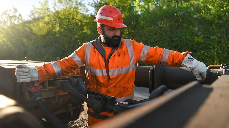 DB Cargo Rangierer beim Zusammenkoppeln zweier Waggon