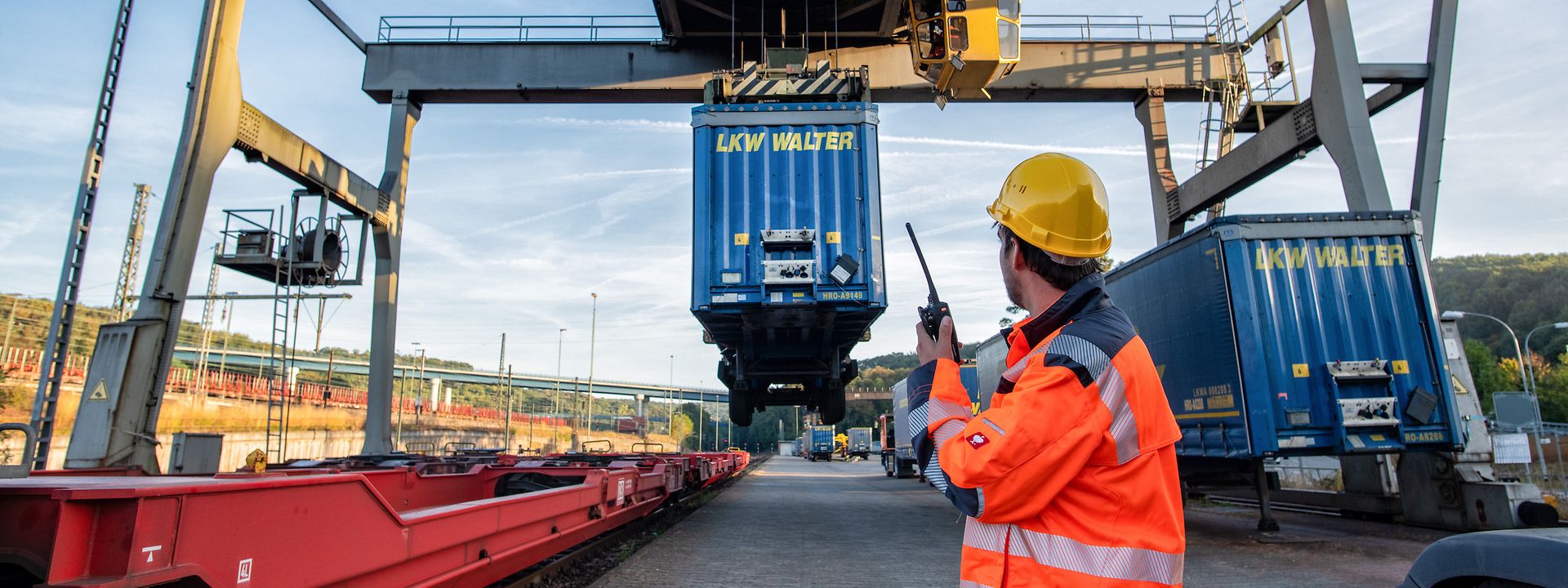 Containerbahnhof mit Ladekran für LKW-Trailer