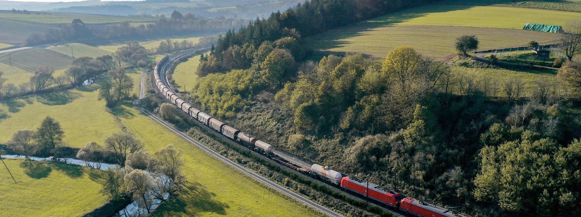 Güterzug in grüner Landschaft