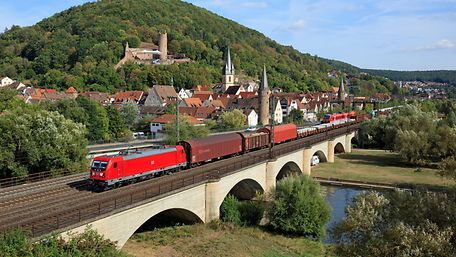 Güterzug fährt über eine Brücke
