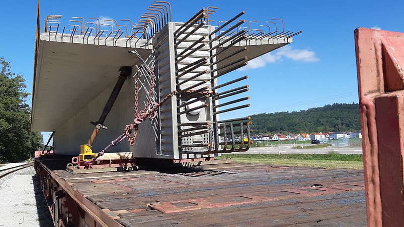 Brückenbauteile beim Transport