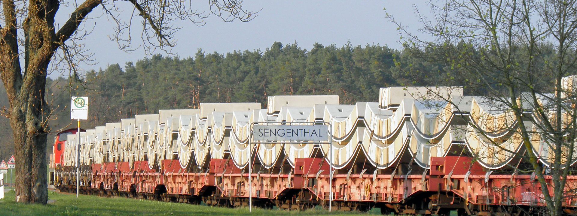 Zug beladen mit Betonbauteilen