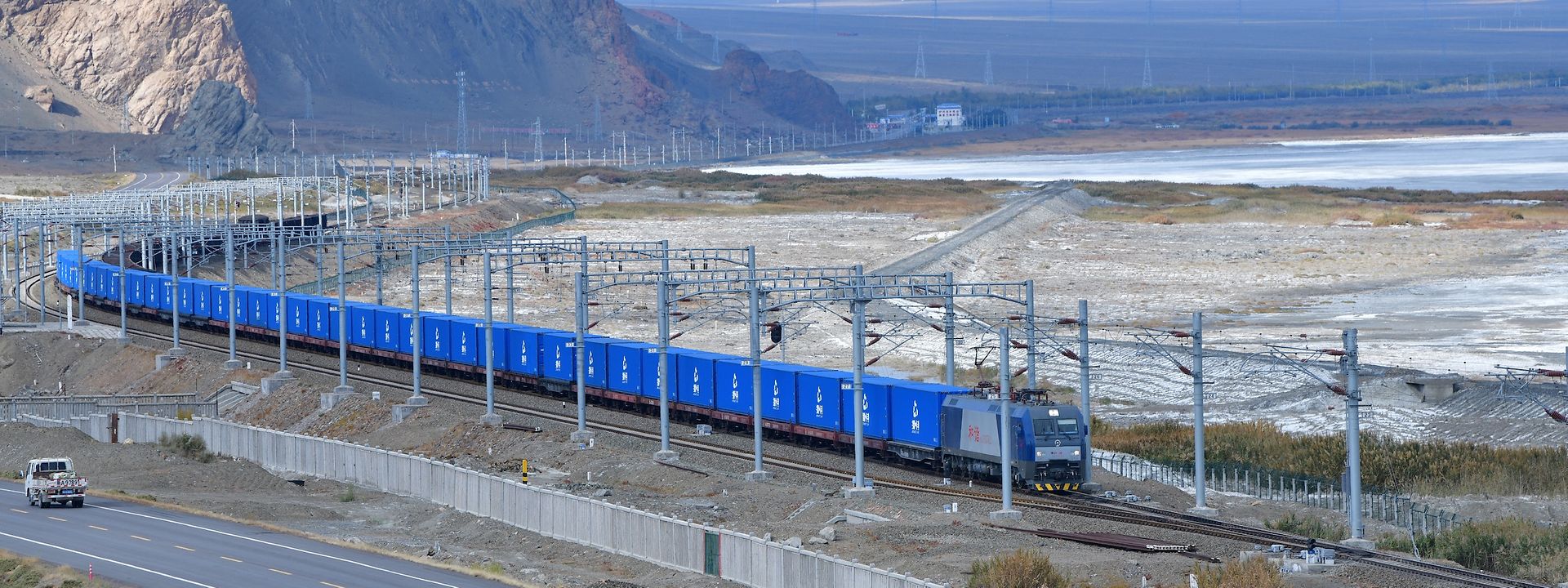 Containerzug in China vor Bergkulisse 
