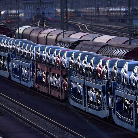 Ganzzug DB Cargo beladener Autozug