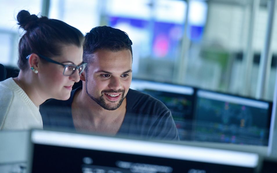 DB Cargo employees watching a screen together