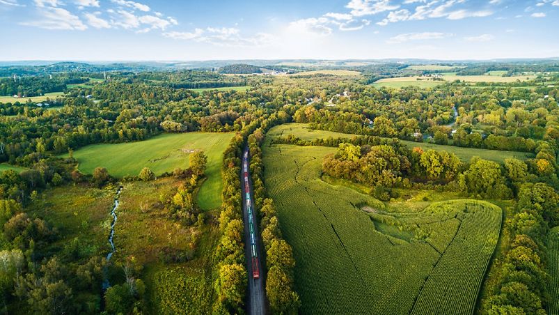 Luftbild eines Güterzugs in einer Landschaft 