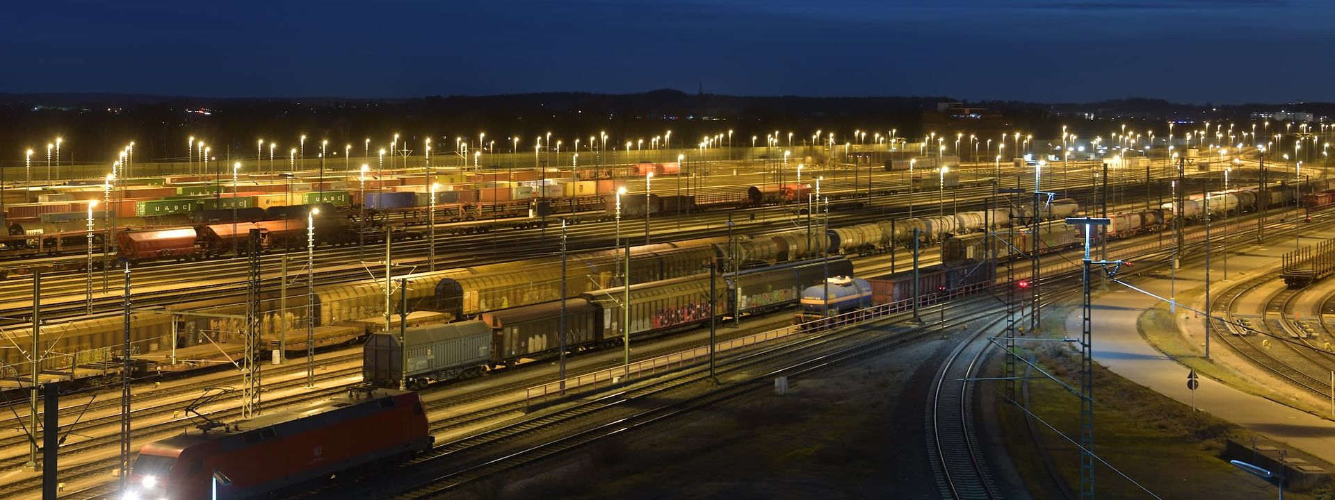 Gleisanlage bei Nacht