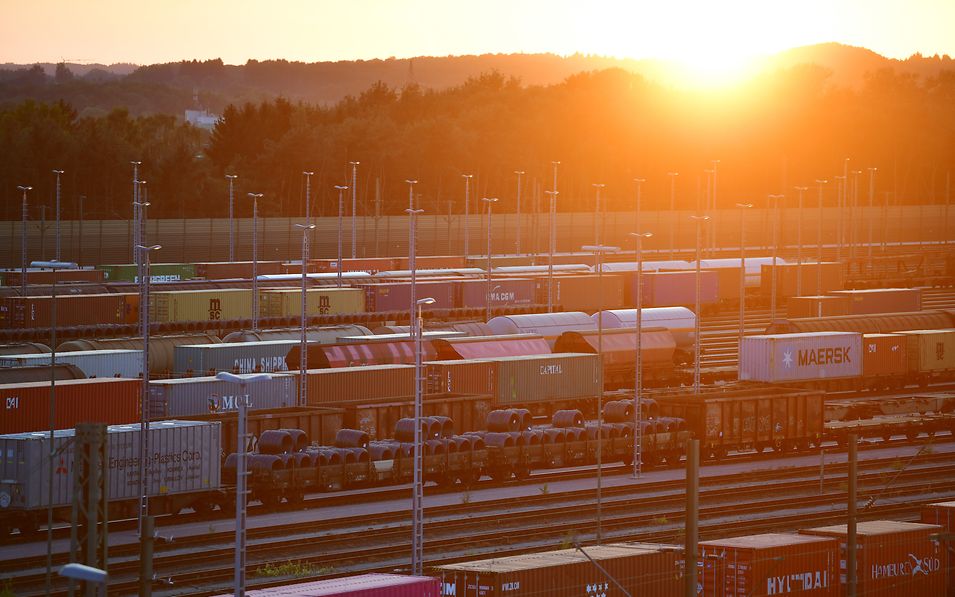 Rangierbahnhof bei Sonnenaufgang