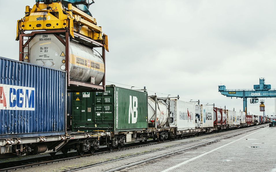 Loading of a tank container onto a wagon