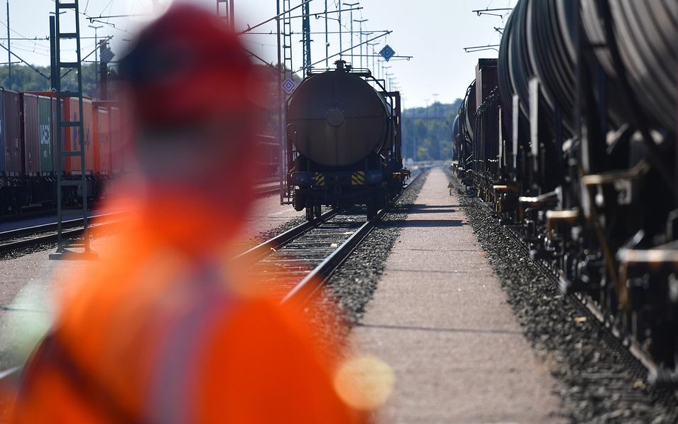 Employee in front of tank wagon on shunting tracks
