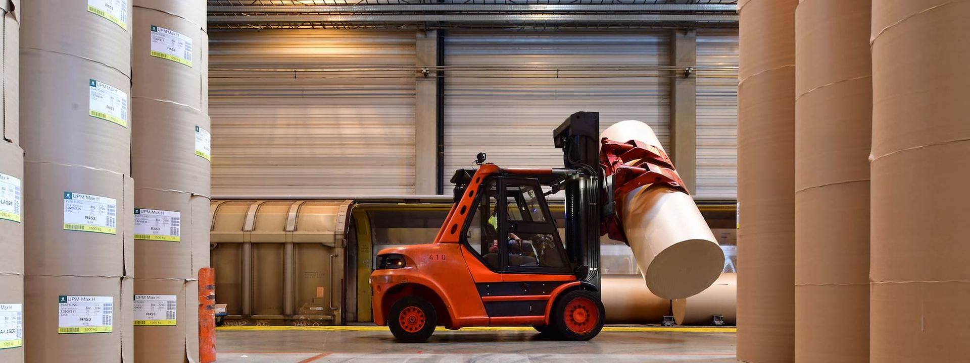 Fork lift truck with paper roll