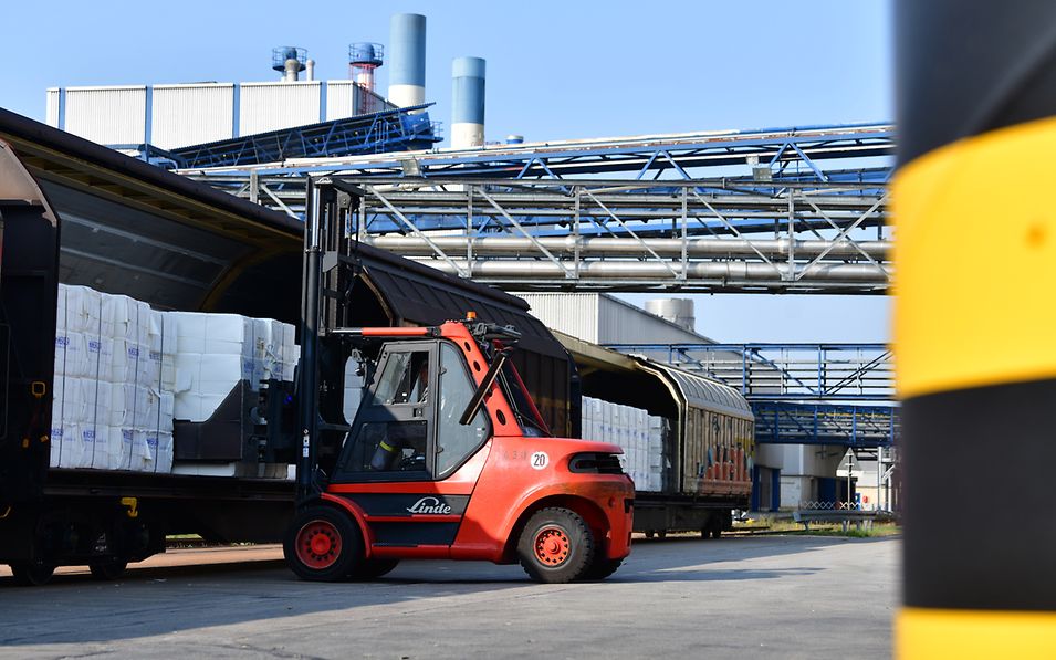  Loading of paper pallets