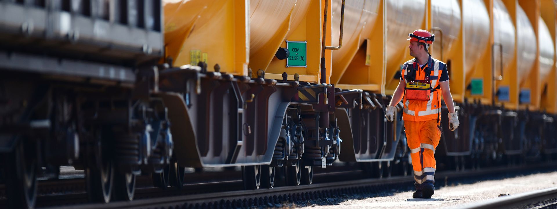  DB Cargo employee runs along the tank car train