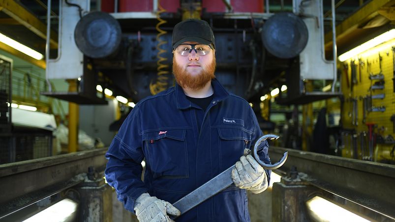 Mann bei der Arbeit im Instandshaltungswerk Köln